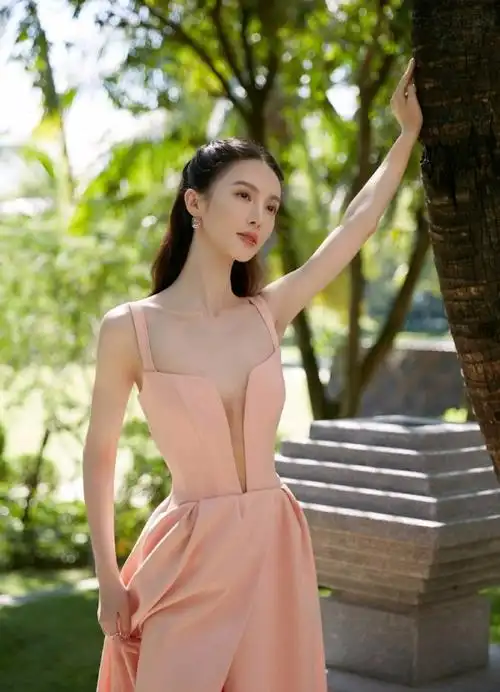 金晨穿粉色吊带裙造型撩人瘦出排骨胸3