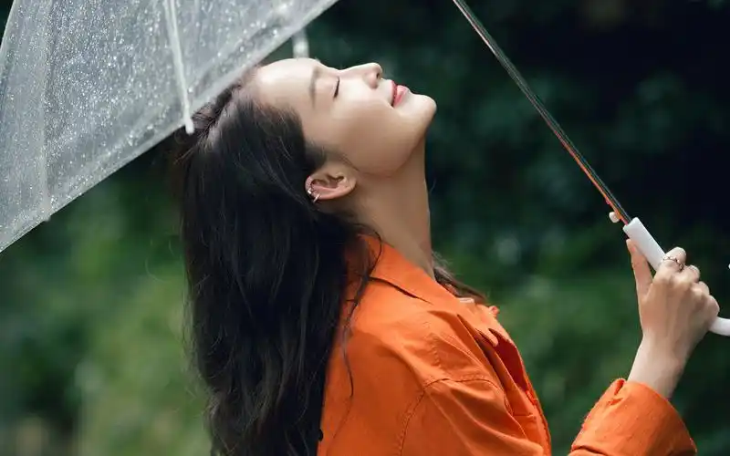 李沁甜酷工装风高清手机壁纸