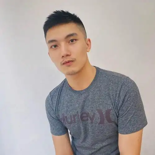 男生不要乱剪发型了,今年夏天就留这4款,造型清爽干净又帅气