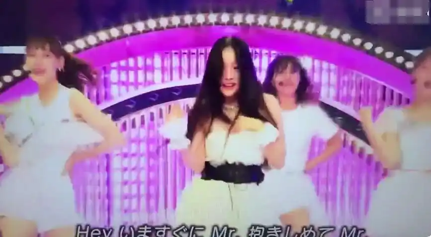 原创具荷拉闹出舞台事故,跳舞裙子突然掉落,走光后用手遮挡坚持跳完