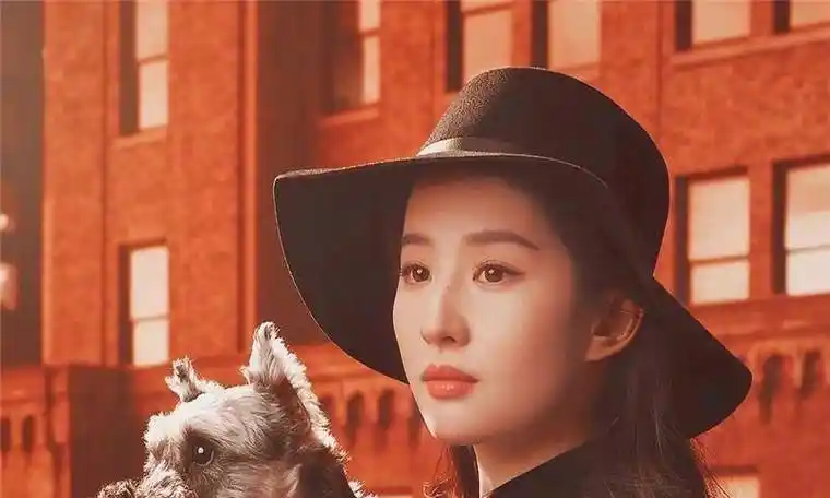 原创刘亦菲晒自拍特意把衣服打上马赛克大眼睛高鼻梁引人注意