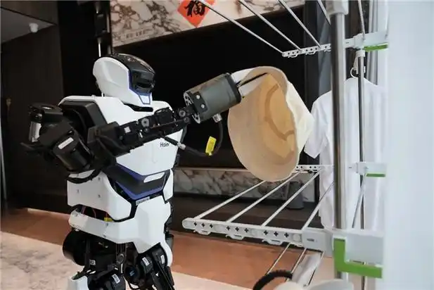 海尔乐聚联手首次探索人形机器人智慧家庭应用新场景