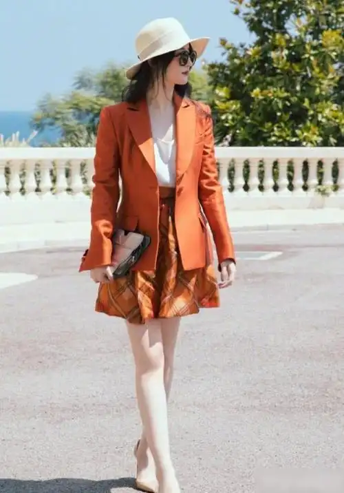 刘亦菲穿橙色西装搭配短裙,露出难得一见的大长腿,又攻又美!