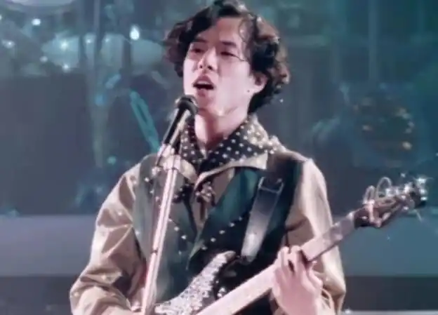 年轻时候的黄贯中太有范了看完照片就知道朱茵为什么选择他了