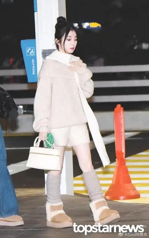 irene裴珠泫今日机场穿搭着米白色针织套装的冬日温柔女郎