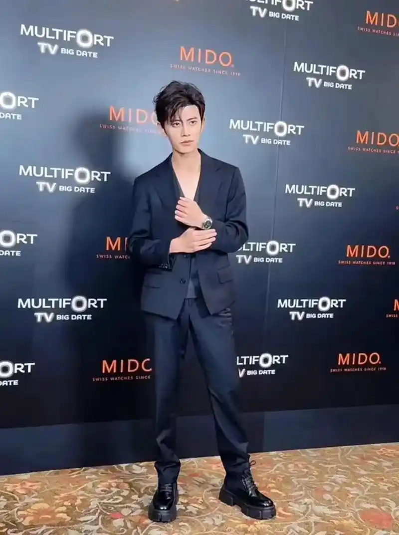 五官完美身高是遗憾  许久不见的任嘉伦近日现身某活动现场,曝光一组