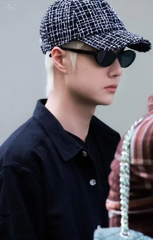 一博啊啊啊巴黎街头最酷的盖#巴黎偶遇王一博#星姐超话(图片cr:logo)