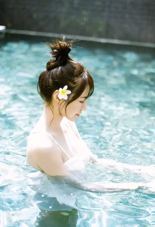 沈梦辰泳装戏水性感写真图片