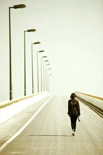 一个人就这样的走下去!