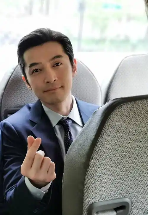 原创39岁胡歌久违亮相发布会西装打扮演绎熟男魅力眼角伤疤明显