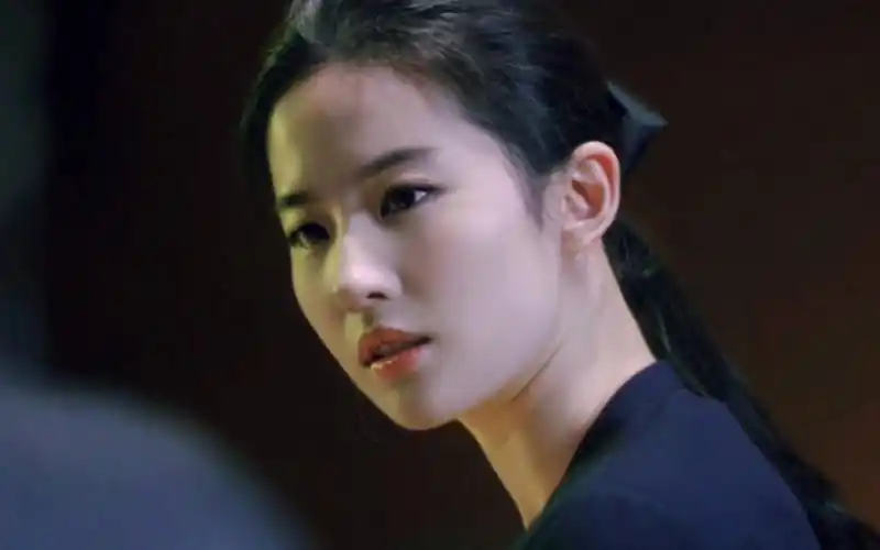 刘亦菲邹雨真的清冷又有破碎感