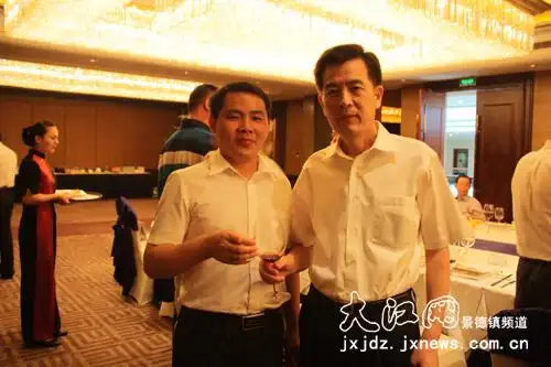 洪礼和副省长与广东林海投资发展有限公司董事长王图海共祝项目签约