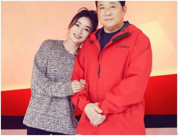 袁姗姗晒合照一家三口罕见同框笑逐颜开心情大好