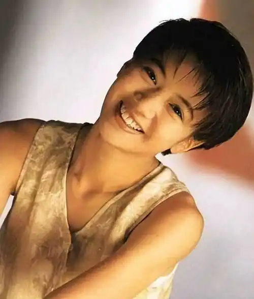 显然他是个不合时宜的年轻人.看来袁咏仪不太适合短发.