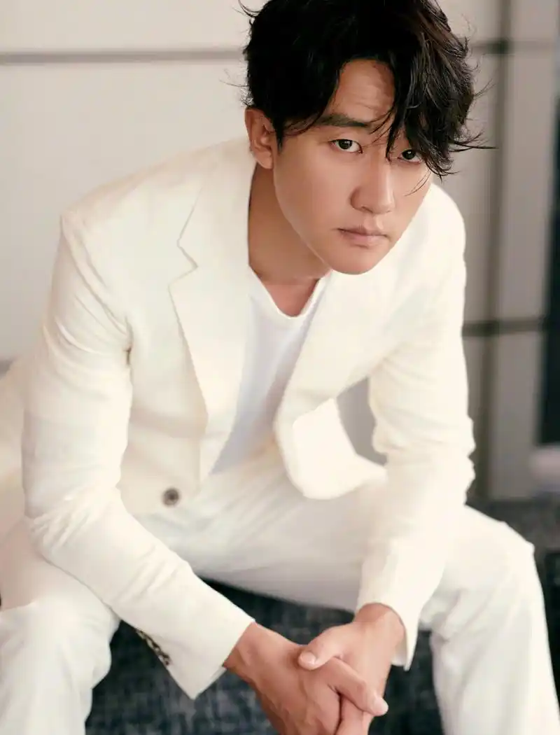 黄轩也太帅了趴,一身米白色西装,休闲帅气十足