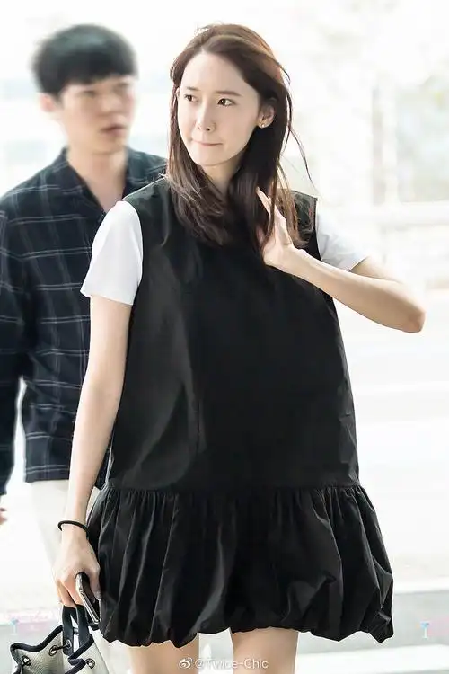 林允儿仁川机场街拍黑蓬裙粉飘带内搭纯白t恤乖巧干净