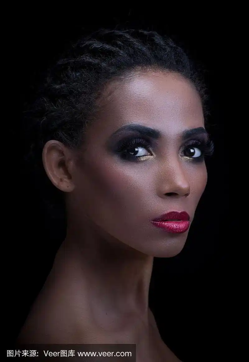 美女肖像的黑皮肤或女人