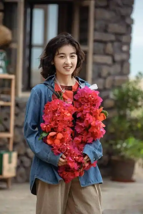 向往的生活6开播张子枫微卷短发休闲慵懒氛围感强