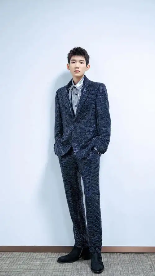 小鲜肉王源酷帅写真,高清图片,手机锁屏桌面-壁纸族