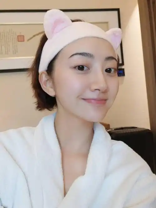 景甜发文分享自"黑"照 素颜的皮肤白到发光