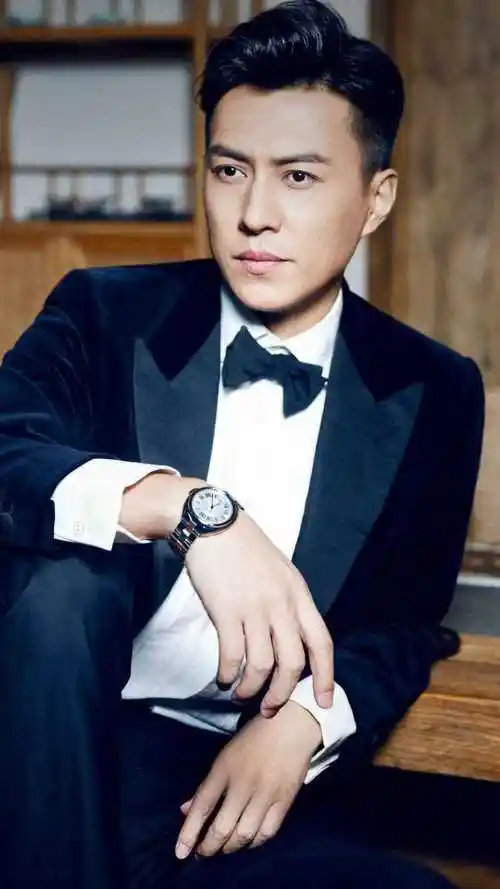 靳东西安旅行,好似领导视察工作,对游客鞠躬彬彬有礼,太温柔了