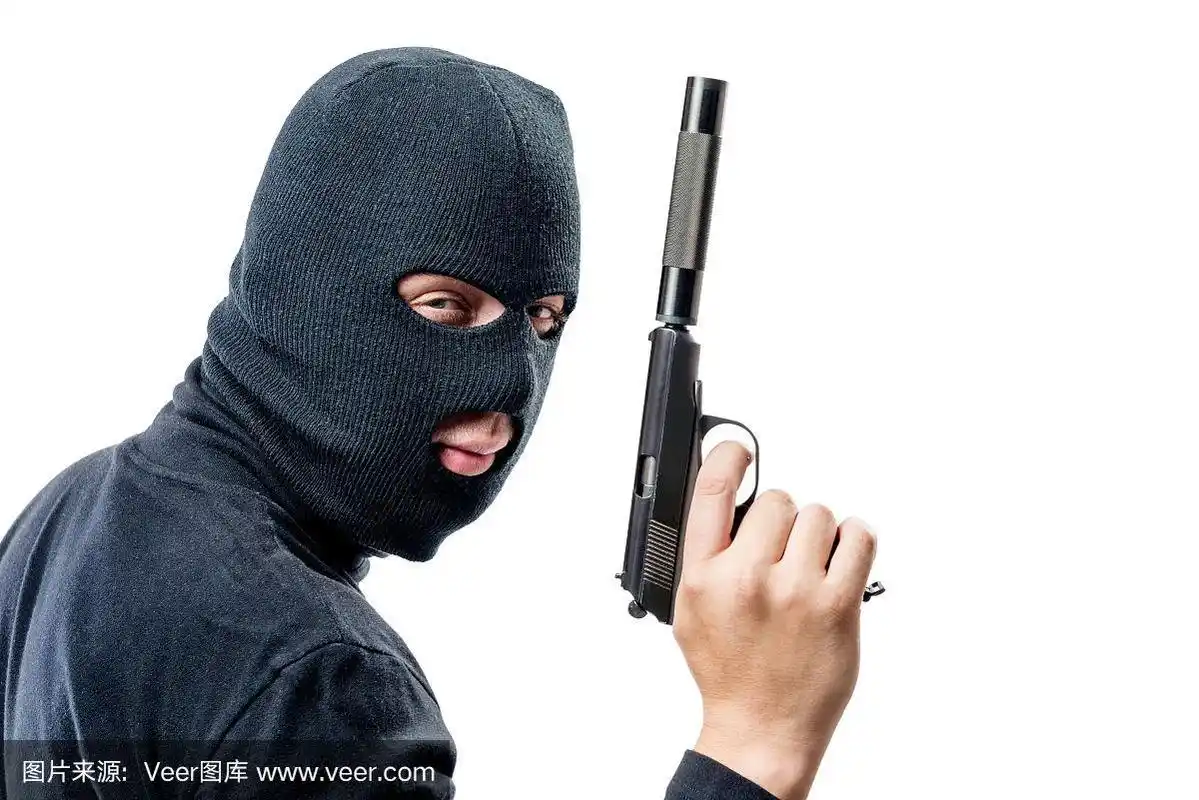 一名恐怖分子的横画像,在白色背景下持枪并带有消音器