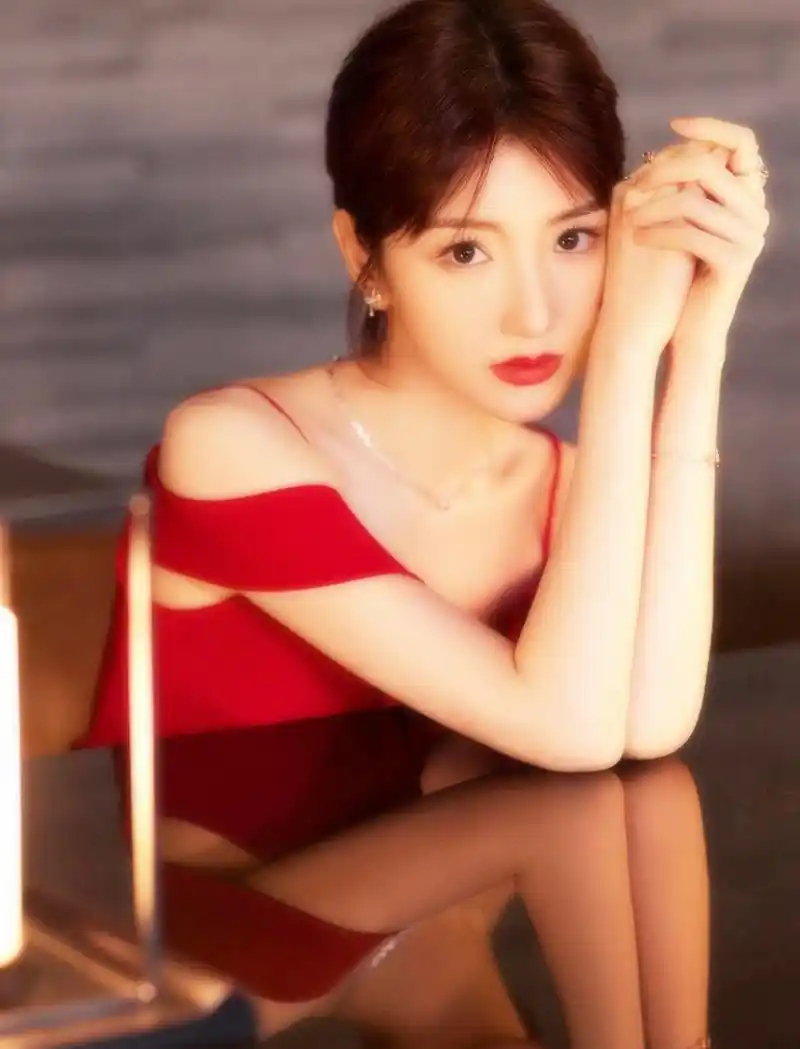 毛晓彤穿红吊带裙.妩媚动人,妩媚甜美,柔软性感,真是让人心动!