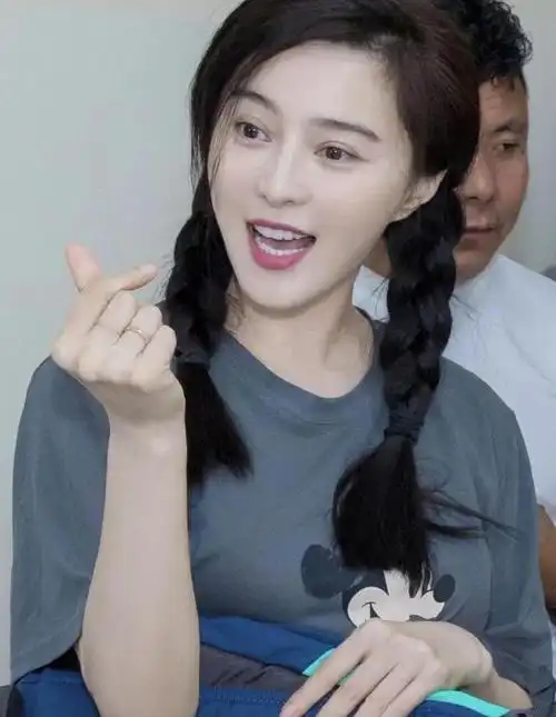 范冰冰做公益秒变清纯少女鼻梁微变被网友质疑整容