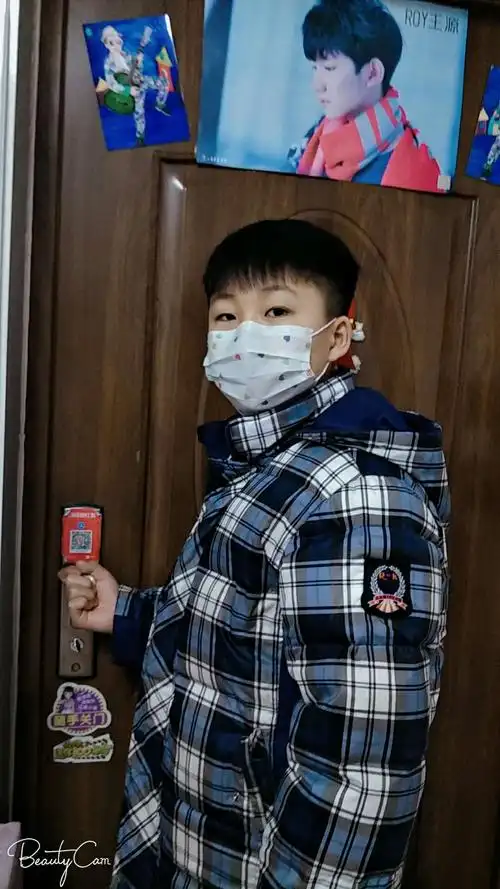 出门必须戴口罩.