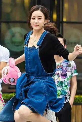 赵丽颖和张雪迎同穿背带裤,相差10岁气质却相差一大截_网易订阅