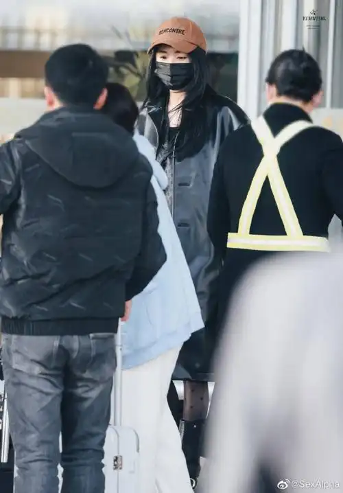 杨幂机场穿搭2020,杨幂机场穿搭2021,杨幂机场绿色衣服,杨幂机场大衣