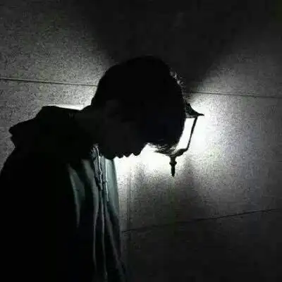 黑白男生伤感情绪大图