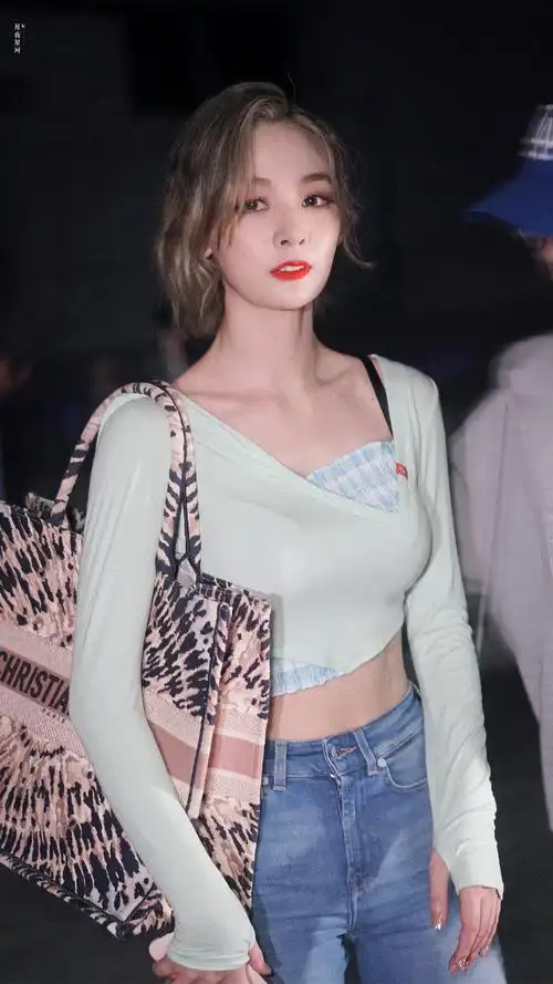 赵粤金曲青春下班这身材这腹肌合理吗