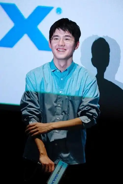 刘昊然黄发造型上热搜,看着酷炫变化好大,帅帅的好有魄力啊