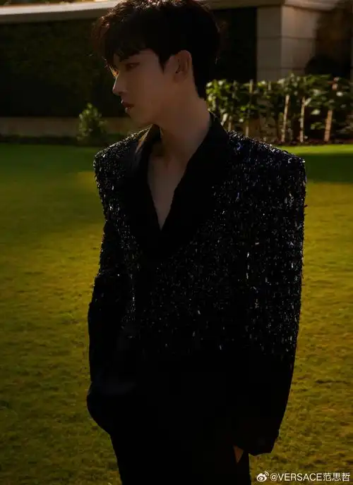 v星闻#演员@郭俊辰_fiction身着#versace23秋冬系列#西服套装出席"