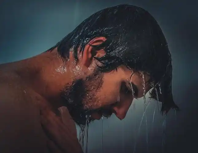 男模 洗澡 沐浴 肌肉男