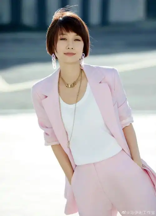 马伊琍街角随拍状态#马伊琍街角随拍状态,笑眼虎牙之神,还是我记忆中