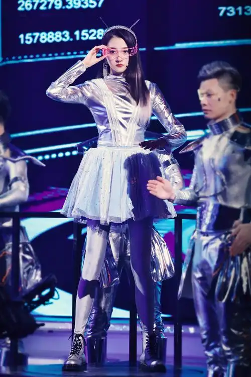 关晓彤王牌对王牌机器人造型##关晓彤说王牌对王牌五一连连看