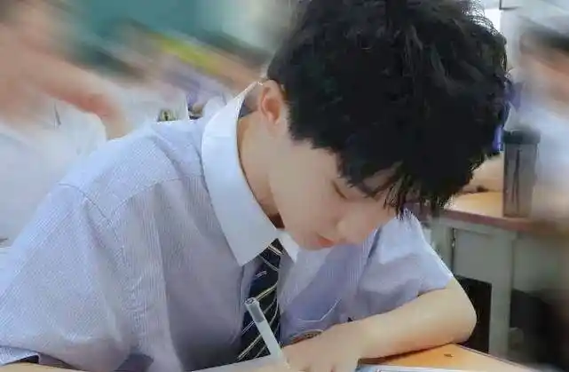 不过有网友却是在社交账号中晒出了马嘉祺在学校中上课时的模样,当时