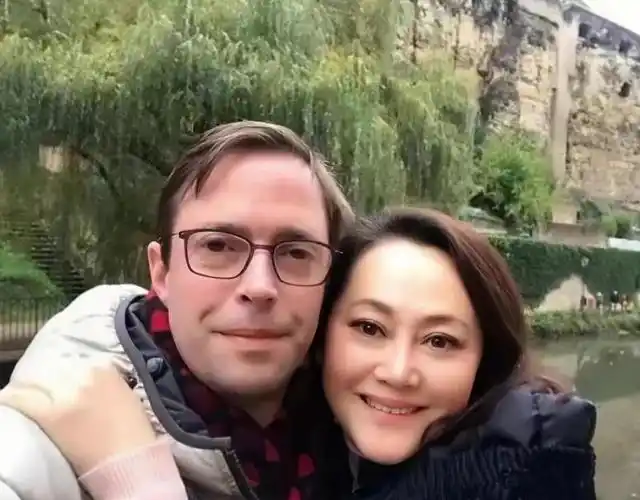 而年轻一辈的人,知道的宋佳则是在《闯关东》中饰演鲜儿的小姑娘