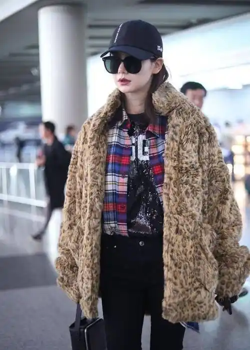 戚薇走机场穿出水准!三层叠搭"豹纹"毛毛大衣,时髦又保暖!