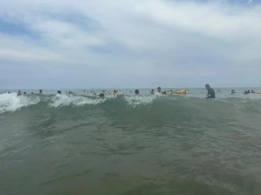 【青岛】银沙滩 地址:青岛市黄岛区银沙滩海水浴场 今天的快乐是洗海