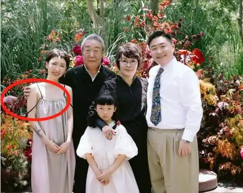 回顾郝劭文结婚释小龙当伴郎新娘穿睡衣8岁继女见证幸福