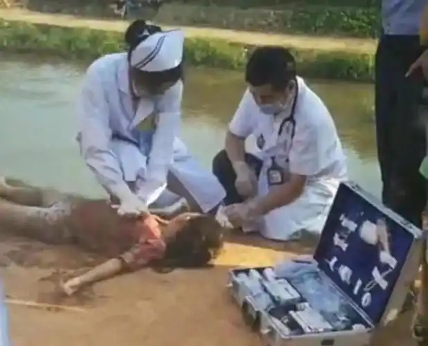 痛心寨圩一女孩结伴在河里玩耍意外溺亡现场视频