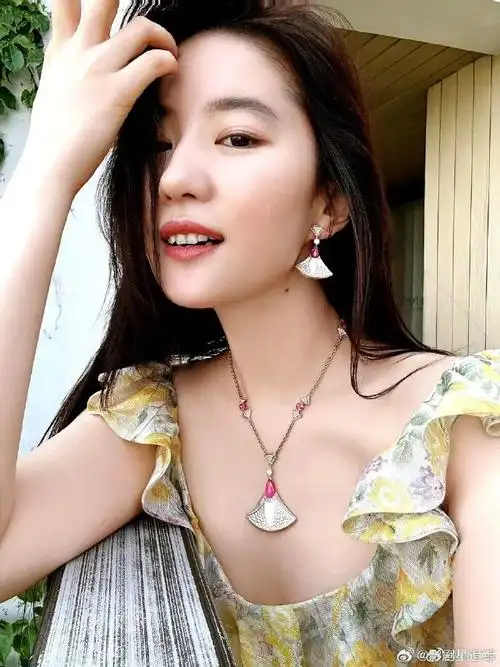 刘亦菲海南plog#  刘亦菲自拍营业  好大的一颗宝格丽  状态很好!