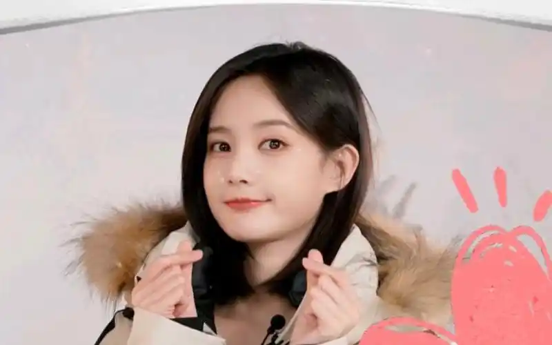 李一桐 笑眼弯弯真的好甜好可爱