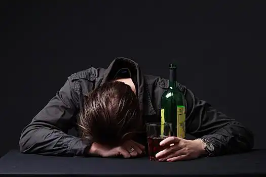 酒,睡觉,桌子,瓶子,手,醉酒,男人,葡萄酒杯,灰色背景