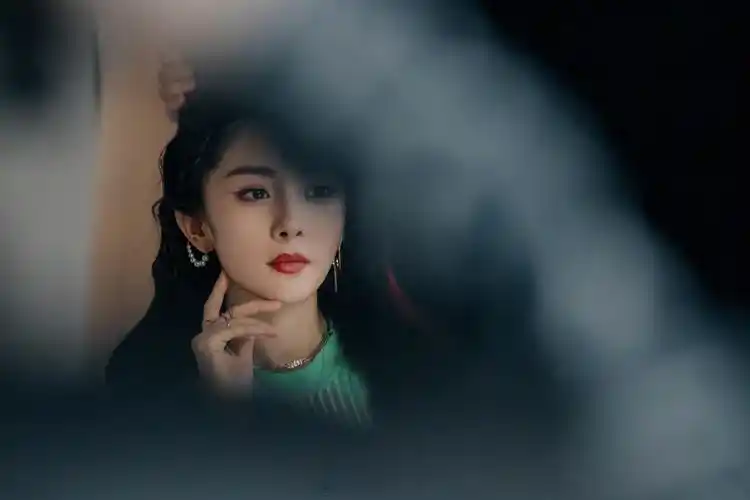 杨幂时尚芭莎二月刊封面大片神秘优雅的摩登女郎