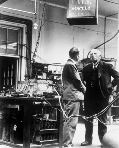 由于卢瑟福说话嗓门太大影响他人工作,卡文迪许实验室专门挂起"请轻声