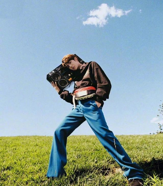 王一博躺在草地上穿着帅气西装,再现眼神杀,帅的让人移不开眼